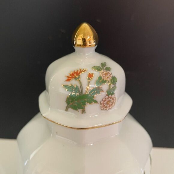 Japanese Porcelain Ginger Jar with Cranes and Flowers. Gold trim on Lid & Finial - Picture 4 of 8